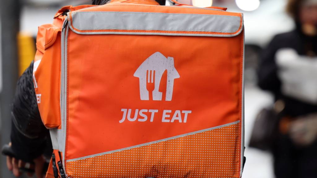 Der Foodkurierdienst Just Eat setzt in der Schweiz bei seinen Kurieren künftig verstärkt auf Selbstständige und externe Partner. Die Zahl der Festanstellungen wird deutlich reduziert.(Symbolbild)