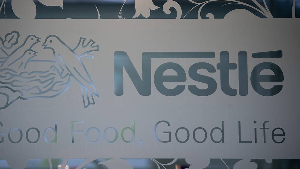 Nestlé prüft den Verkauf des Wassergeschäfts in Nordamerika. Der Lebensmittelkonzern will seine strategische Richtung im Geschäft mit Wasser insgesamt neu ausrichten. (Archivbild)