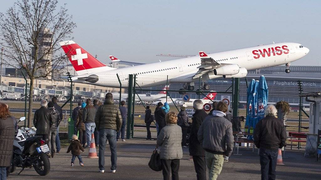 Start eines Airbus Flugzeuges der Swiss in Kloten (Archiv)