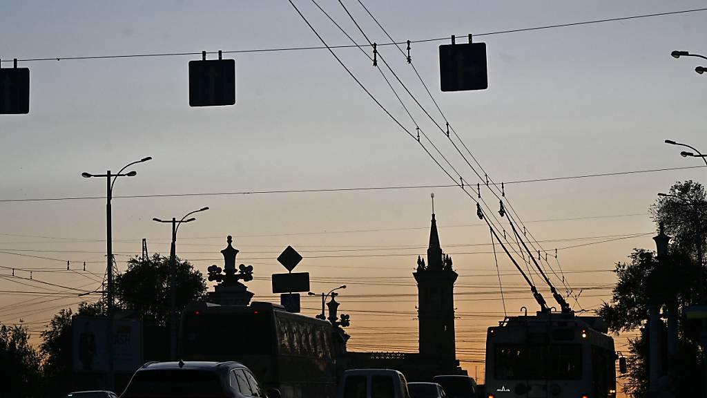 ARCHIV - Autos sind nachts unterwegs, während die Stadt wegen der Stromknappheit die Straßenbeleuchtung ausschaltet, um Strom für Wohngebäude zu sparen. Foto: ---/Ukrinform/dpa