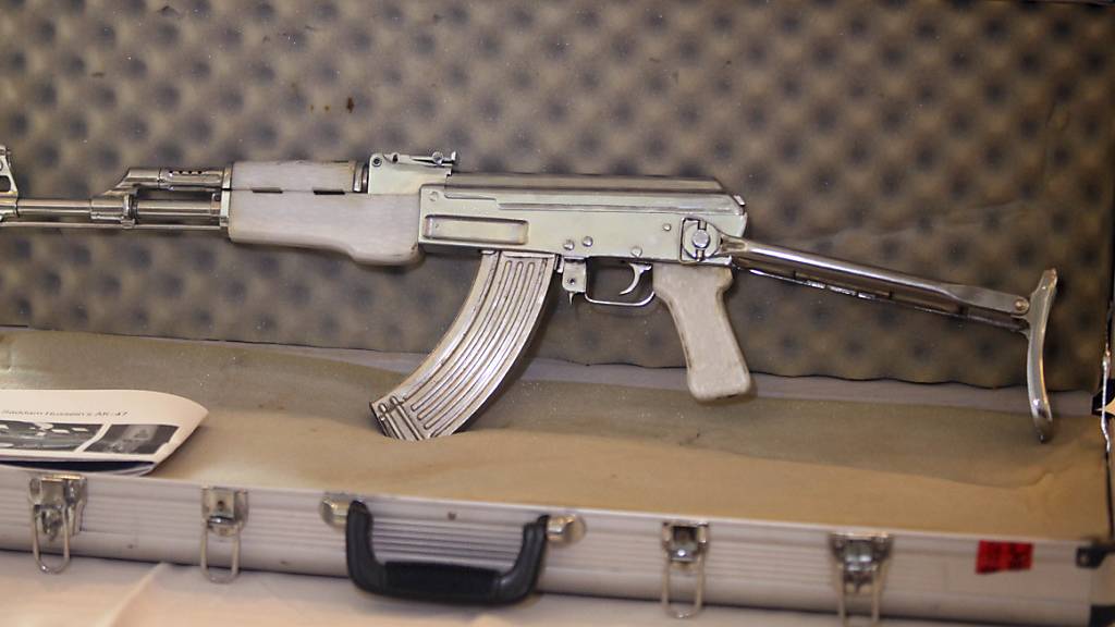 Auch eine Kalaschnikow hatte der Drogenhändler zu Hause in seiner Waffensammlung. (Symbolbild einer AK-47)