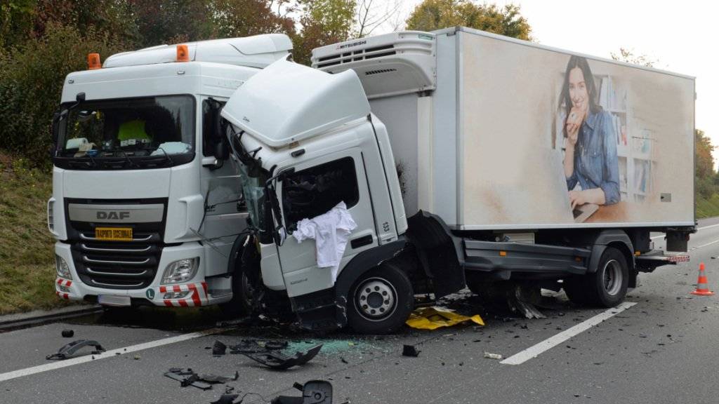 Auf der Autobahn A2 bei Eich LU kamen sich zwei Lastwagen zu nahe - ein Chauffeur wurde verletzt.