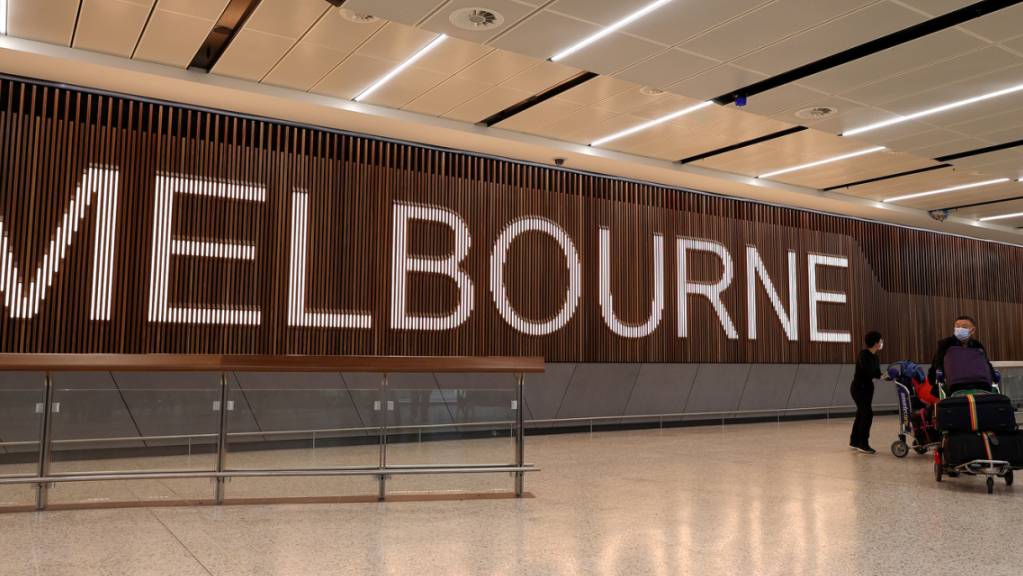 Passengers are seen arriving at Melbourne International Airport in Melbourne, Wednesday, December 15, 2021. Fully vaccinated eligible visa holders can now come to Australia without needing to apply for a travel exemption. (AAP Image/Con Chronis) NO ARCHIVING