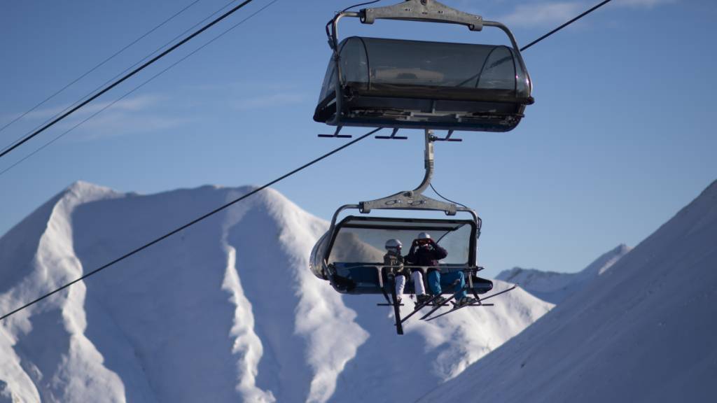 Ein 68-jähriger Deutscher ist am Dienstag auf einer Skipiste im Kanton Graubünden tödlich verunfallt. (Archivbild)