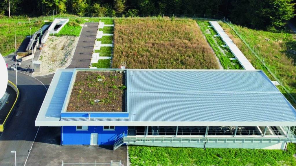 Die neuen Regenbecken der Ara Buholz im Emmen LU aus der Vogelperspektive.