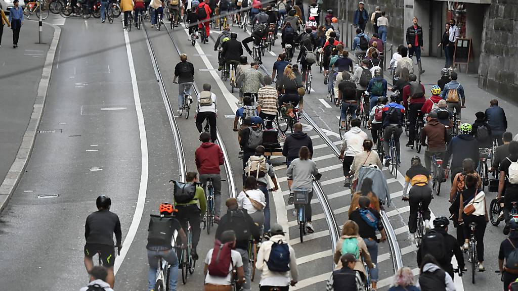 Die Velodemo Critical Mass braucht künftig eine Bewilligung. Dies hat das Statthalteramt der Stadt Zürich entschieden. (Archivbild)