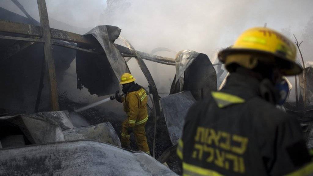 Israelische Feuerwehrleute im Kampf gegen einen Brand in Beit Meir nahe Jerusalem. Die Polizei geht davon aus, dass die Fälle von Brandstiftung nationalistisch motiviert sind.