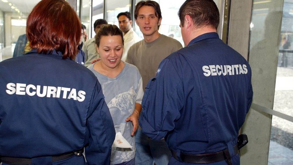 Eingangskontrolle durch die Securitas bei der Empfangsstelle für Asylsuchende. (KEYSTONE/Mario Gaccioli)