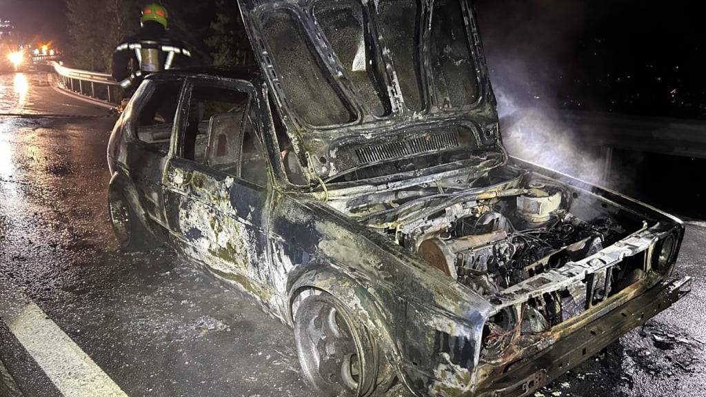 Bei einem Autobrand in Rickenbach SZ blieb der Fahrer am Dienstagabend unverletzt.