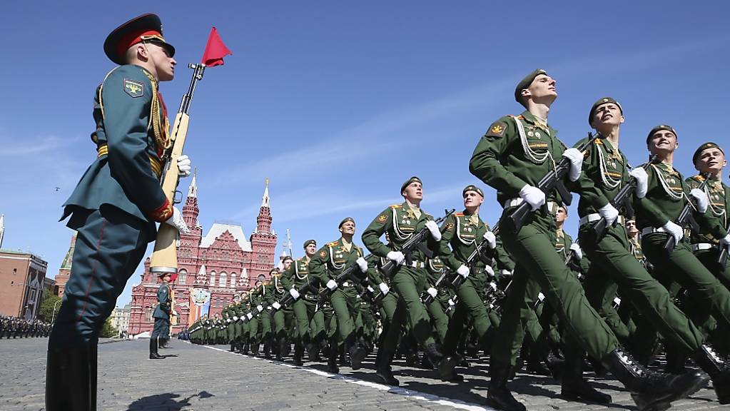 Soldaten marschieren bei der Militärparade zum Tag des Sieges durch die russische Hauptstadt.