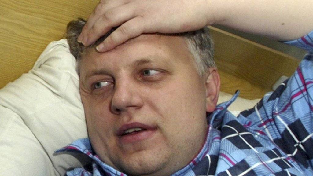 Der renommierte ukrainische Journalist Pawel Scheremet ist tot. Er wurde bei einem Bombenanschlag auf sein Auto getötet. Das Archivbild aus dem Jahr 2004 zeigt in in einem Spitalbett. Scheremet war damals von Unbekannt brutal zusammengeschlagen worden. (Archiv)