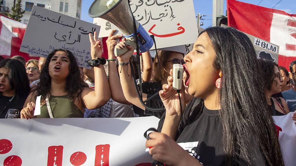 ARCHIV - Tunesier demonstrieren in der Hauptstadt Tunis gegen Präsident Kais Saied im Vorfeld der Präsidentschaftswahlen. Foto: Anis Mili/AP/dpa