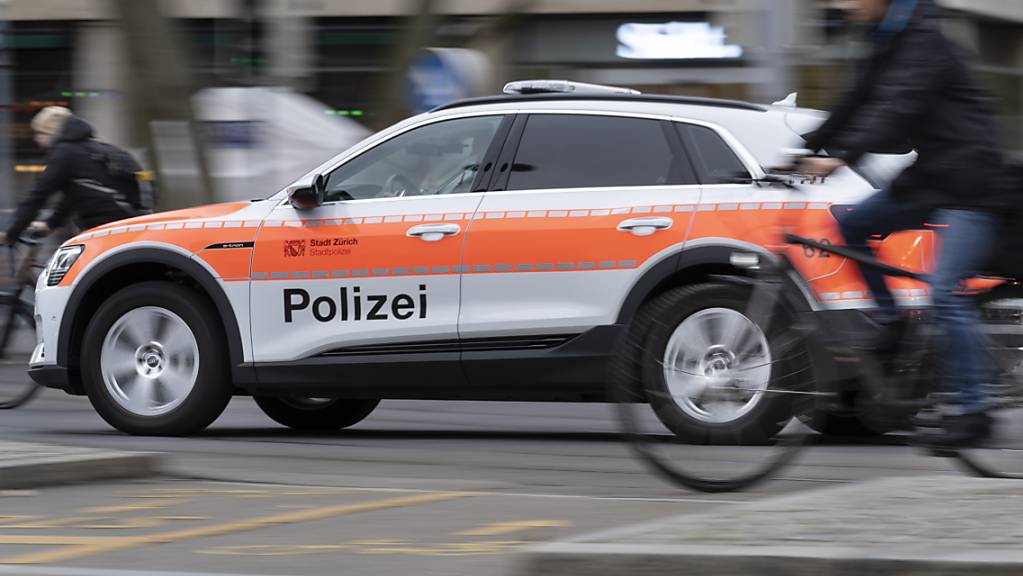 Ein Fahrzeug der Stadtpolizei Zürich ist im Kreis 3 mit einer Velofahrerin kollidiert. (Symbolbild)