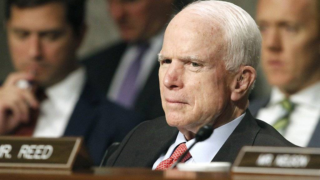 Muss sich nach einer Operation erholen: Der 80-jährige republikanische Senator John McCain aus Arizona. (Archivbild)