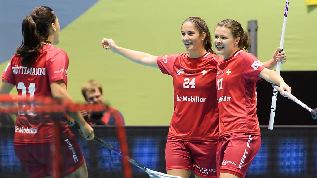 Corin Rüttimann, Flurina Marti und Isabelle Gerig (von links nach rechts) bejubeln das 3:0 für die Schweiz