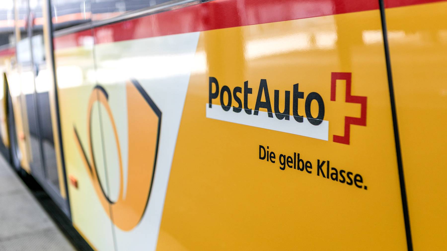 Für die Angestellten von PostAuto gibt es ab dem April mehr Lohn.