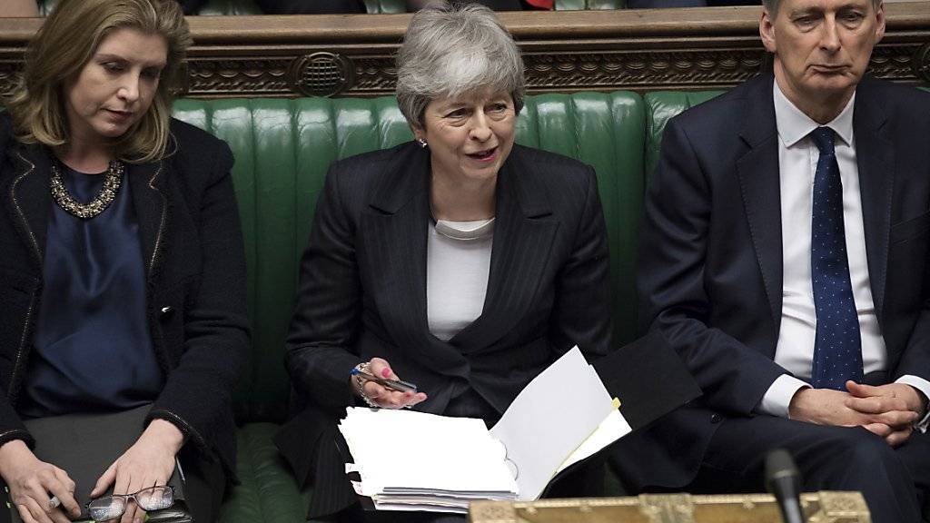 Die britische Premierministerin Theresa May hat die EU um einen kurzen Brexit-Aufschub bis zum 30. Juni gebeten. Für eine Verlängerung über Ende Juni hinaus sei sie nicht bereit, sagte sie am Mittwoch im Unterhaus in London.