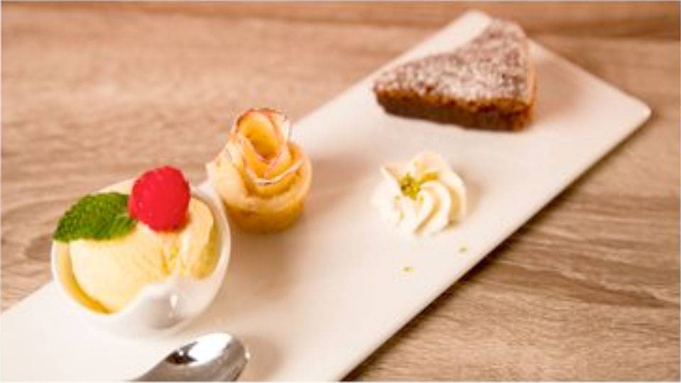 Lauwarmer Schokoladenkuchen ohne Mehl mit Vanilleglace