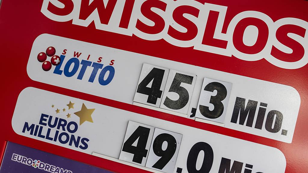 Der Jackpot im Swiss Lotto brachte gemäss Swisslos 750'000 Personen dazu, ihr Glück zu versuchen: Aushang in Stans für die Ziehung vom Samstag.
