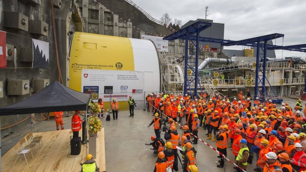 Seit Dienstagmittag frisst sich die grösste, je in der Schweiz in Betrieb genommene Tunnelbohrmaschine durch den Belchen. Der Startschuss dazu erfolgte an einer Andrehfeier beim Südportal in Hägendorf SO.