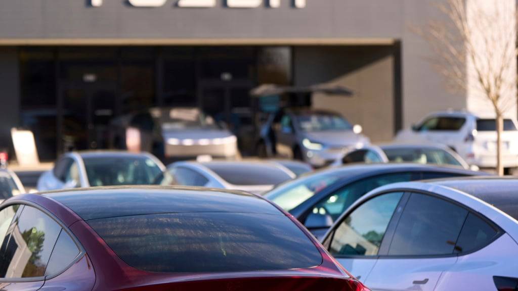 Die Türöffnung bei einigen Tesla-Modellen kann Probleme bereiten und soll nun überarbeitet werden. (Archivbild)