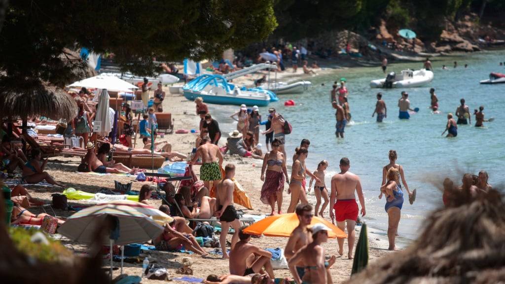 Touristen in Europa zieht es in den Ferien verstärkt auf Inseln oder in Bergregionen. (Symbolbild)