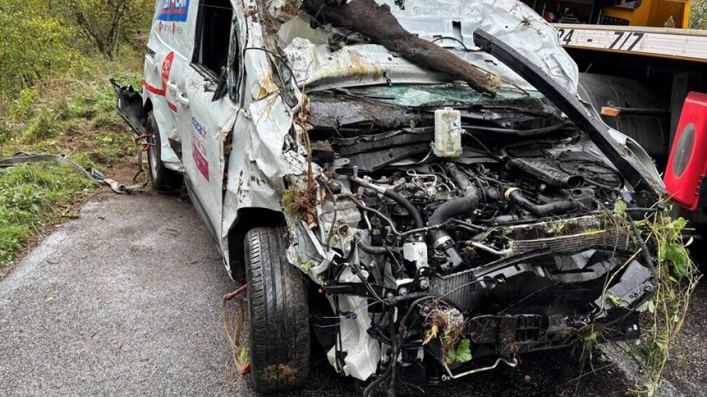 Das Auto sah nach dem Unfall im Jura sehr mitgenommen aus, der Fahrer erlitt jedoch nur leichte Verletzungen.