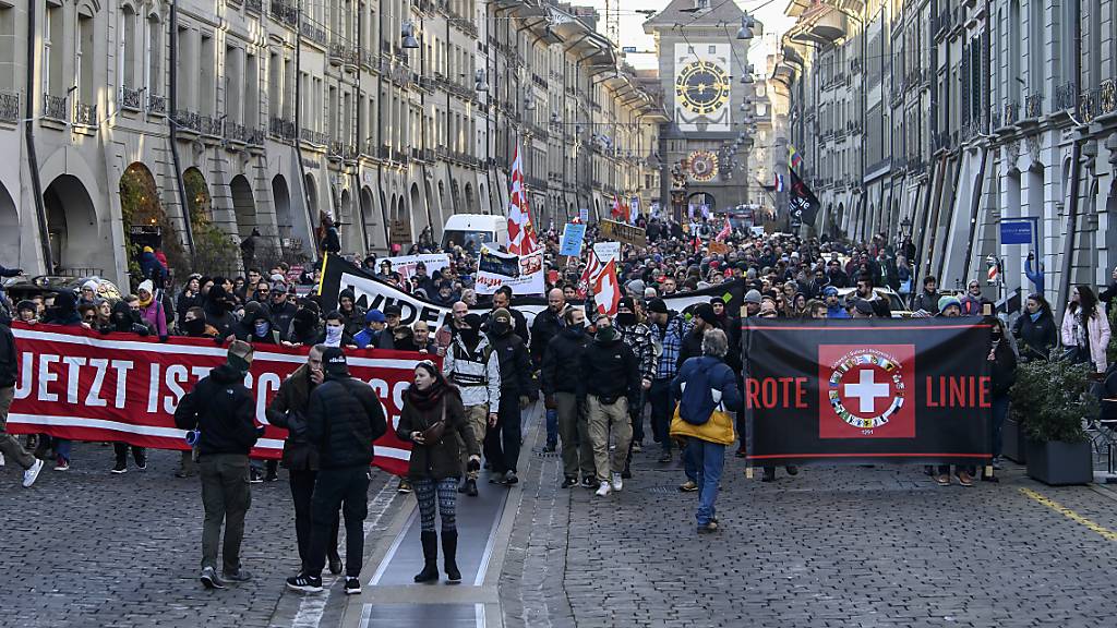 Über 2000 Gegner der Corona-Massnahmen demonstrieren in Bern