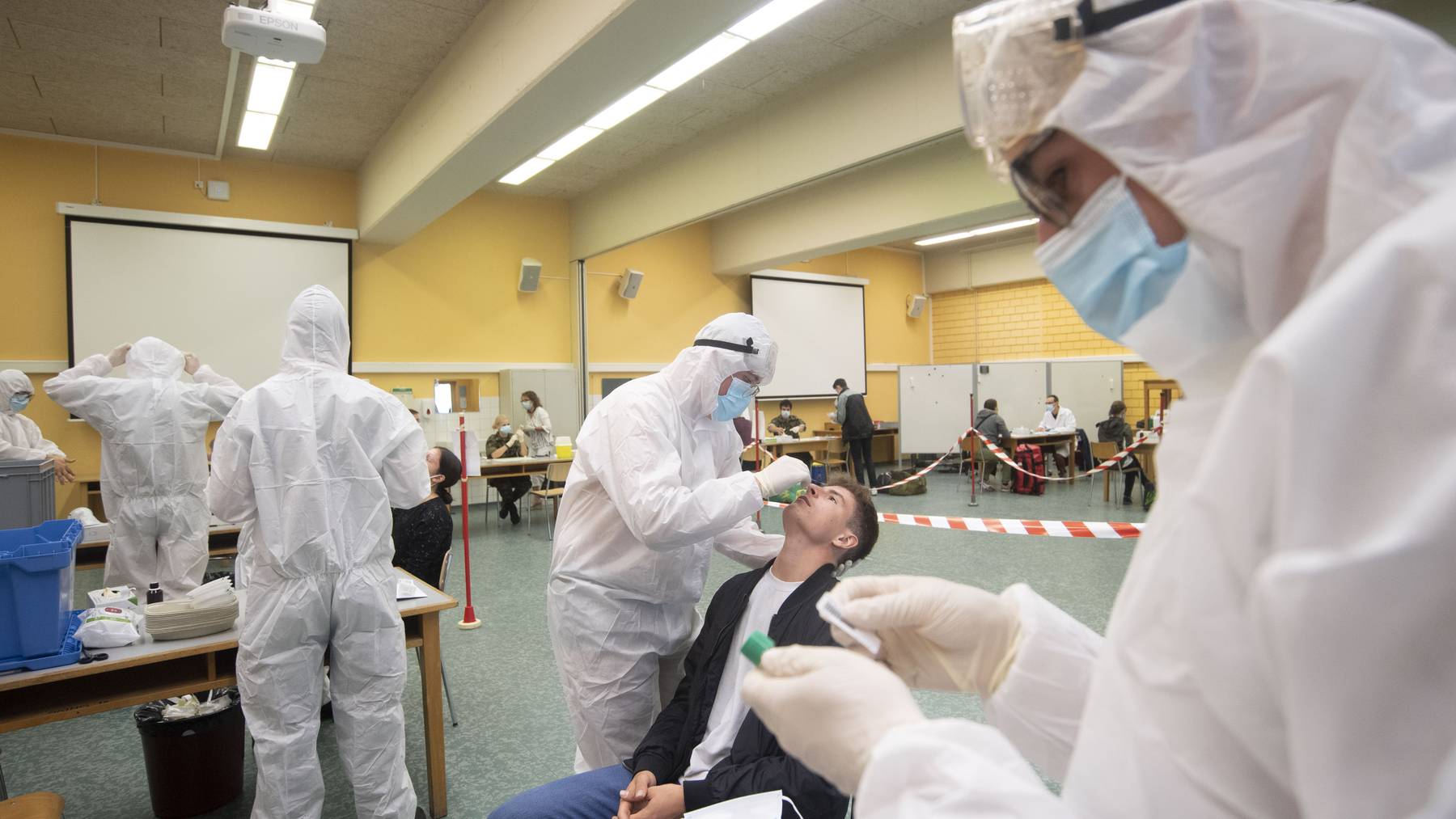 Mitarbeiter der Armee testen in Airolo einen von 482 frisch eingerückten Rekruten auf das Coronavirus.
