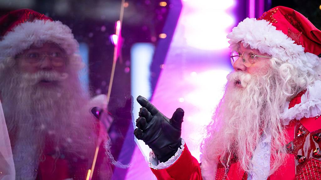 ARCHIV - Ein als Weihnachtsmann verkleideter Mann steht vor Selfridges, als das Kaufhaus seine Weihnachtsdekoration im Schaufenster in der Oxford Street enthüllt. Foto: Aaron Chown/PA Wire/dpa