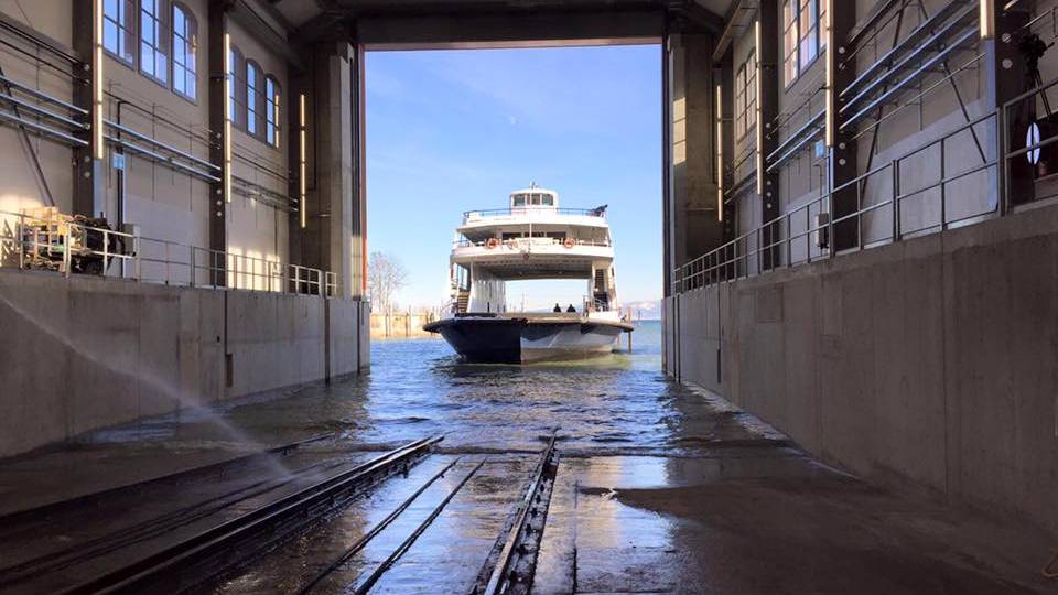 Bei strahlendem Sonnenschein läuft die MF Romanshorn in die Werft ein. Bis Ende April werden ihr zwei neue Motoren eingebaut.