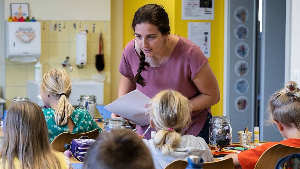 Im  Kanton Bern sind für das kommende Schuljahr noch mehrere hundert Lehrpersonenstellen unbesetzt. (Archivbild)