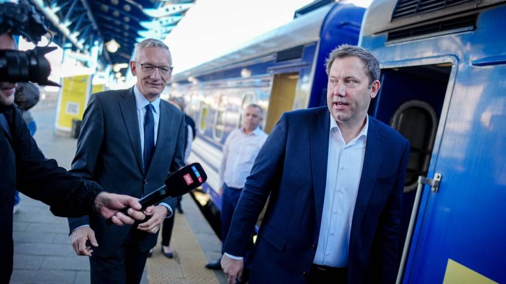 Der deutsche Vizekanzler Lars Klingbeil (rechts) bei der Ankunft auf dem Bahnhof in der ukrainischen Hauptstadt Kiew. Foto: Kay Nietfeld/dpa
