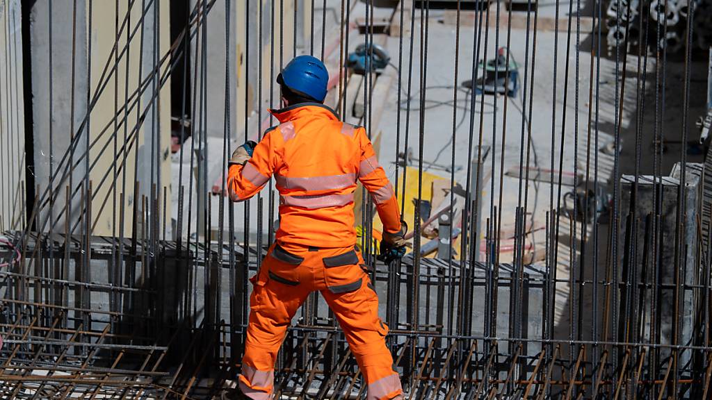 Im nächsten Jahr dürfte in der Schweiz wieder mehr gebaut werden. Die Immobilienberatungsfirma Wüest Partner rechnet mit einem leichten Plus im laufenden Jahr und im 2025 mit einem starken Wachstum. (Symbolbild)