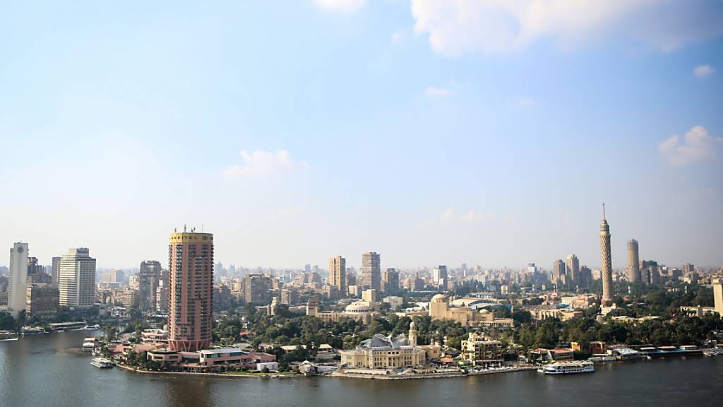 ARCHIV - Blick auf den Cairo Tower (R) und die Oper (M) auf der Insel Gezira, umgeben vom Nil. Foto: Gehad Hamdy/dpa