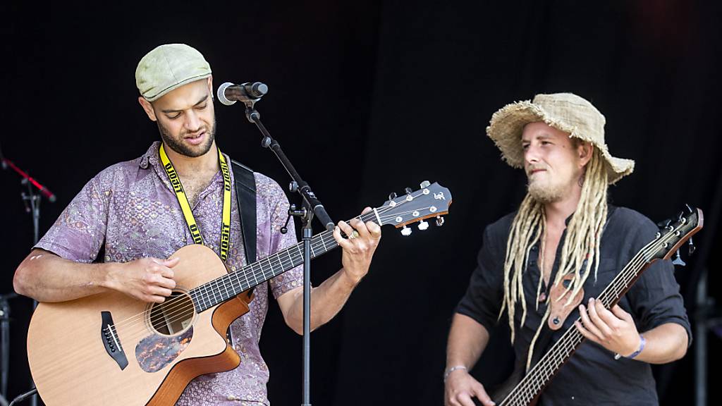 Domi und Julian (von links) von der Reggae-Band Lauwarm. (aufgenommen am Paleggo Festival am 30. Juli 2022)