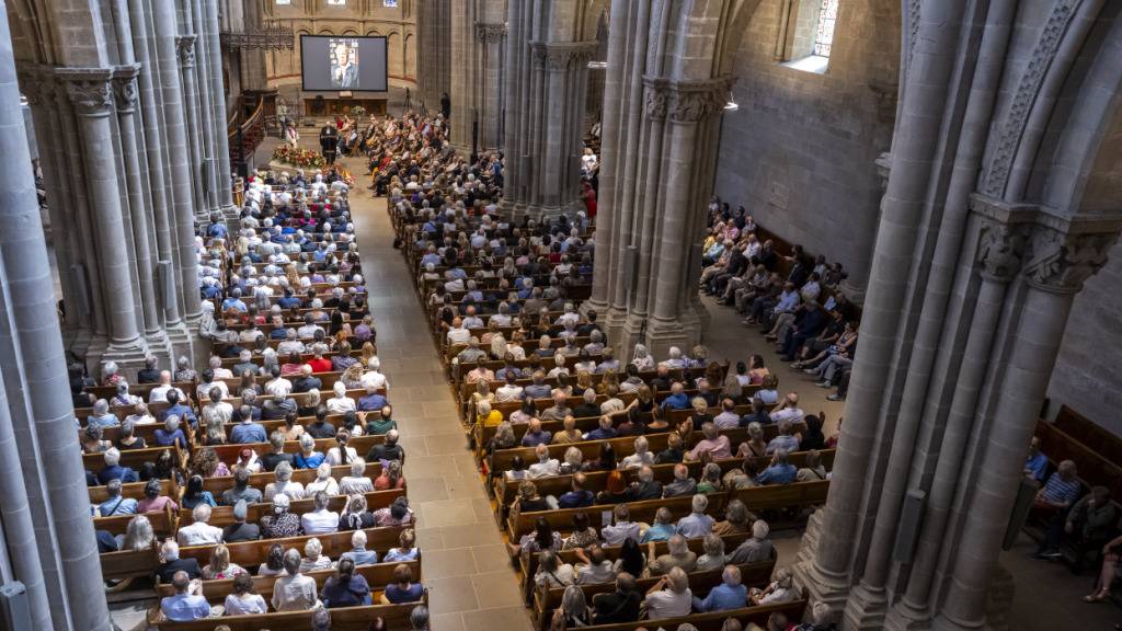 Zweieinhalb Stunden lang wurden in der Kathedrale St. Peter in Genf nacheinander Würdigungen für den ehemaligen Nationalrat und Soziologen Jean Ziegler vorgetragen, der am vergangenen 10. Juni im Alter von 92 Jahren gestorben ist.