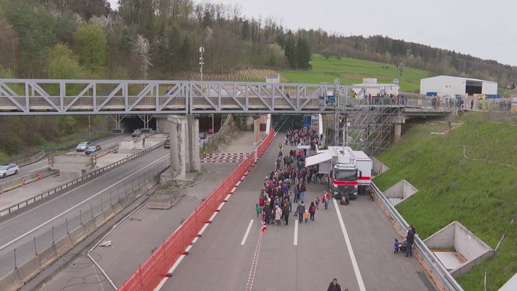 Tunnelfest: Die Bevölkerung darf die 3. Gubrist-Röhre vor der Eröffnung zu Fuss erkunden