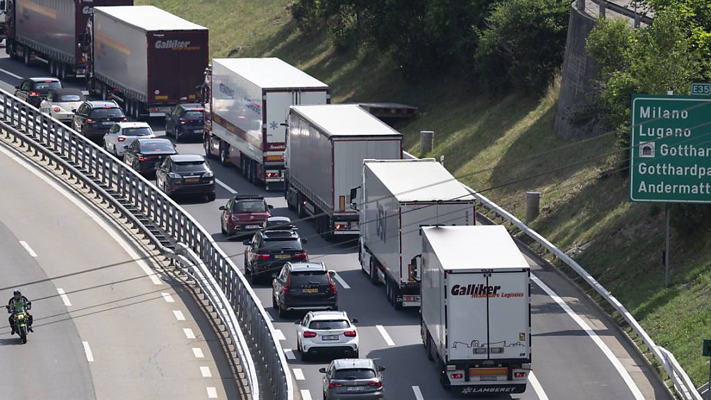 Vor dem Gotthard-Nordportal bilden sich regelmässig lange Staus. (Archivbild)