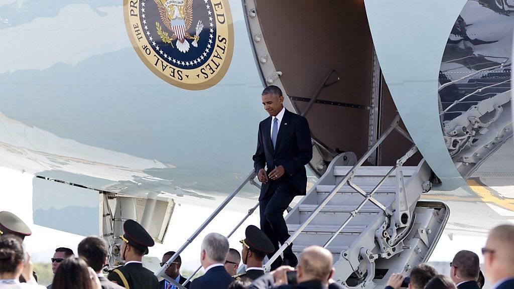 Weil keine Rolltreppe bereit stand, musste US-Präsident Barack Obama bei der Ankunft zum G20-Gipfel in Hangzhou einen Nebenausgang der Air Force One benutzen.