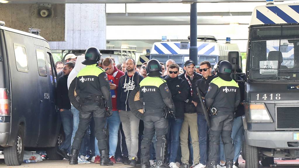 Die niederländische Polizei nimmt Fans von Lille fest