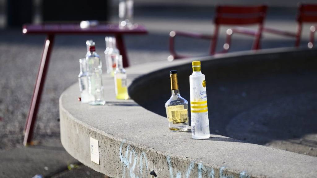 Wer in der Schweiz Abfälle unachtsam entsorgt oder liegen lässt, soll künftig landesweit gebüsst werden können.(Themenbild)