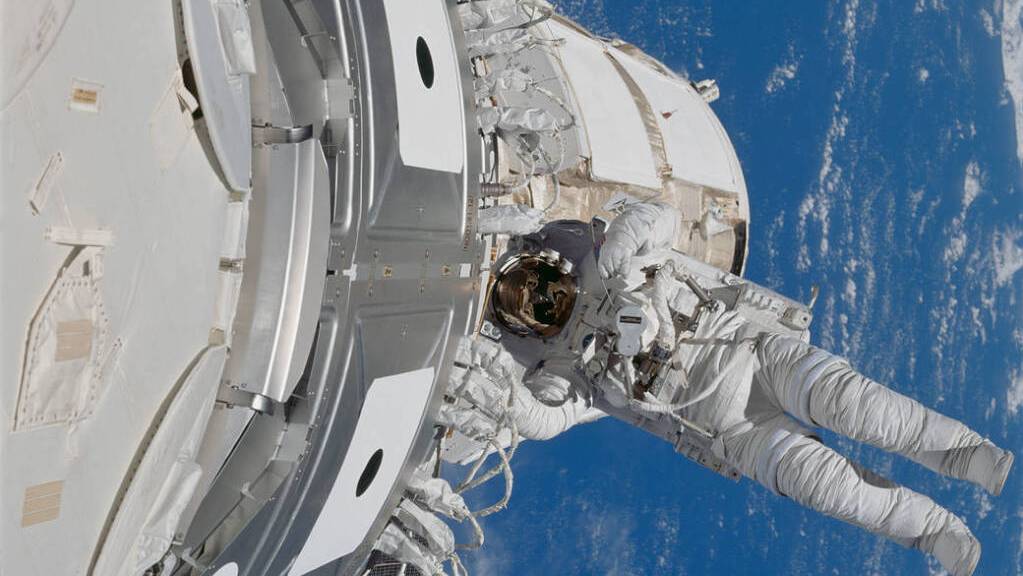 Ein ISS-Astronaut im Ausseneinsatz. Sein Alltag ist gelinde gesagt kurios: Kaffee ist entweder aus Pipi oder kostet 100'000 Dollar, Guetzli darf er zwar backen, aber nicht essen, weil sie für die Forschung bestimmt sind und seine volle Windel endet als Sternschnuppe (Symbolbild Nasa)