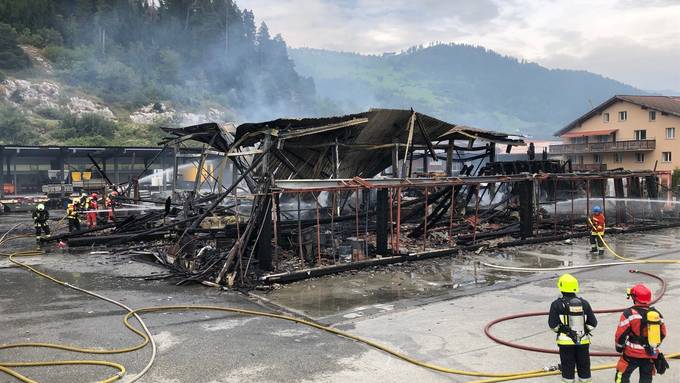 Lagerhalle bei Brand komplett zerstört – Schaden in Millionenhöhe