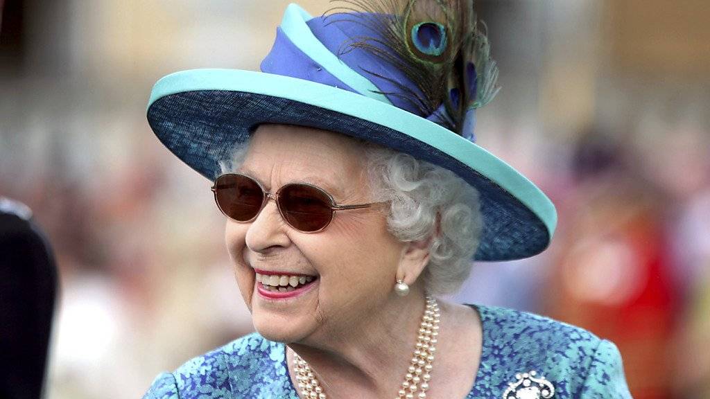 Die britische Königin Elizabeth II. hat sich einer Augenoperation unterziehen müssen. Deshalb trug sie eine Sonnenbrille.