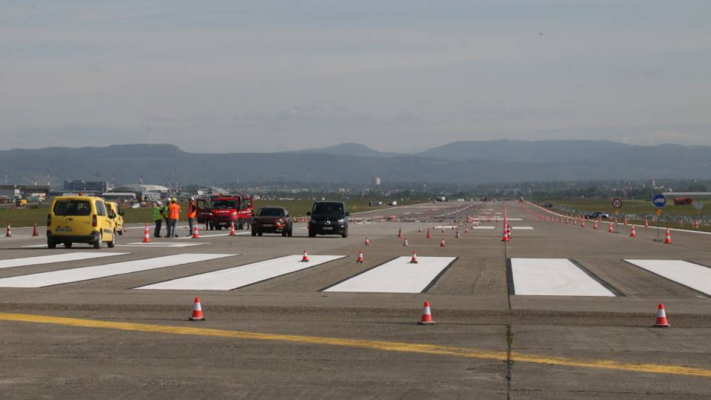 Blick vom nördlichen Ende in Richtung Süden auf die für Sanierungsarbeiten gesperrte Hauptpiste des Euroairport Basel-Mulhouse-Freiburg am 29. April 2026.