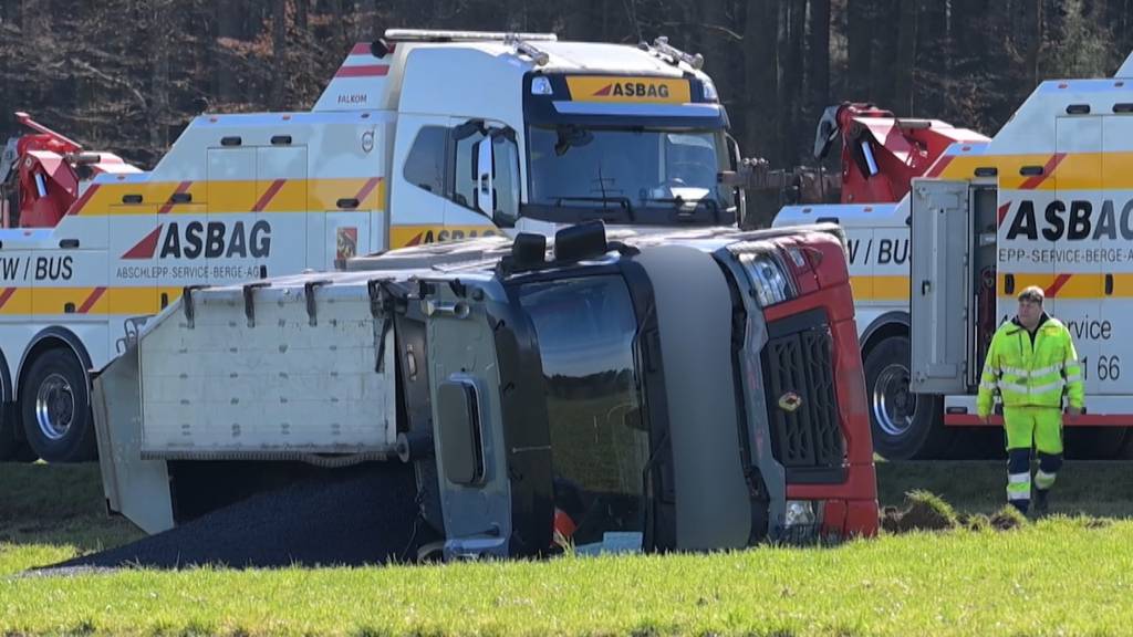 Lastwagen kippt in Rüti bei Lyssach um: Heisser Asphalt ausgelaufen