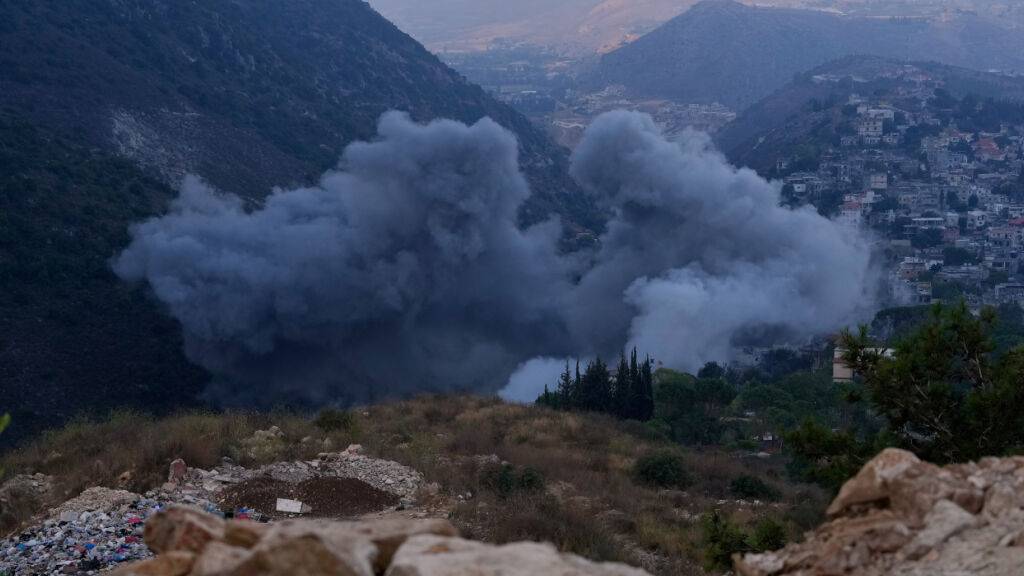 dpatopbilder - Rauch steigt nach einem israelischen Luftangriff auf. Foto: Mohammed Zaatari/AP/dpa