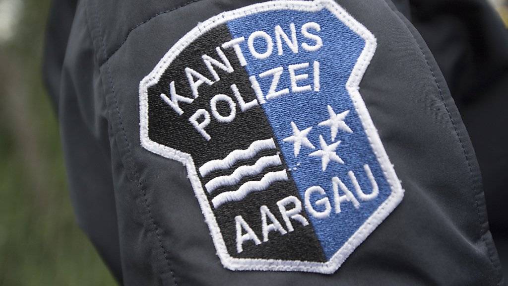 Die Kantonspolizei Aargau war am Mittwochmorgen mit einem Autofahrer konfrontiert, der behauptet, in seinem Fahrzeug befinde sich eine Bombe. (Symbolbild)
