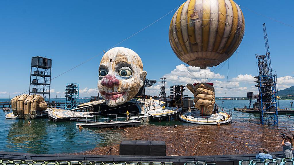 Nicht nur das «Rigoletto»-Bühnenbild auch die Bregenzer Festspiele haben die Corona-Zwangspause gut überstanden. Anfang Juni wurde der gelb-weiss gestreifte Fesselballon wieder installiert. (Archivbild)